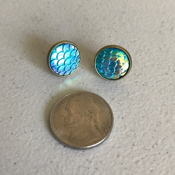 Mermaid Scale Iridescent Round Stud Earrings - Picture 4 of 7